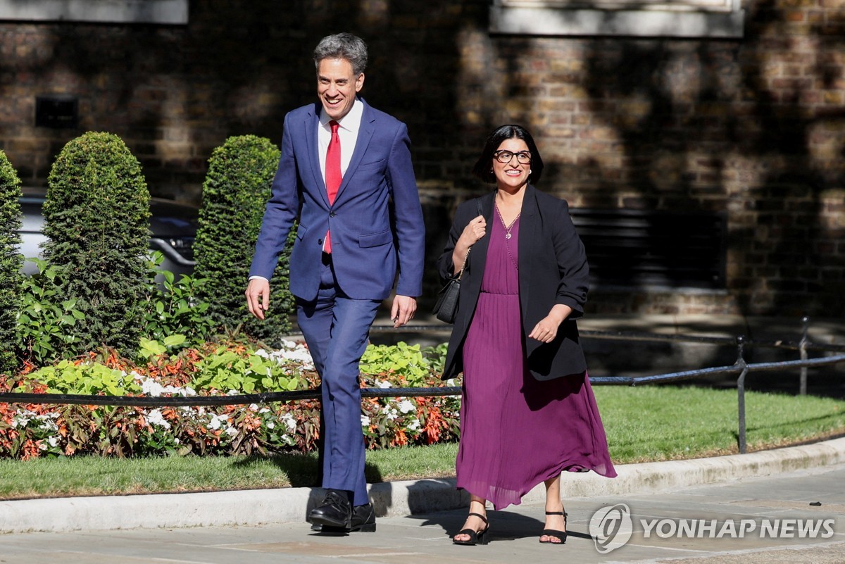 밀리밴드 장관과 마무드 장관