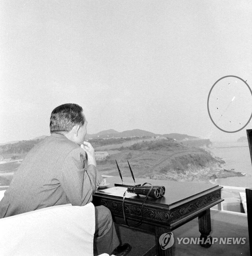 한국 최초 미사일 '백곰' 발사 장면을 지켜보는 박정희 대통령