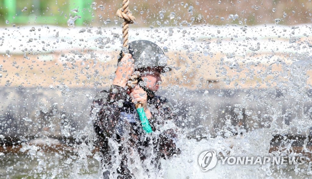 유격 훈련. 이 사진 기사와는 직접 관련 없음.