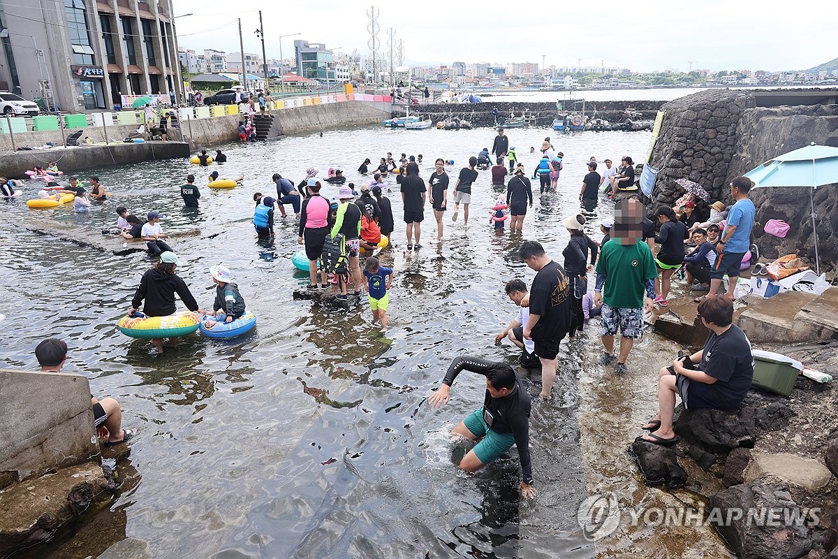 얼음장같이 차가운 제주 용천수 '샛도리물' 물놀이
