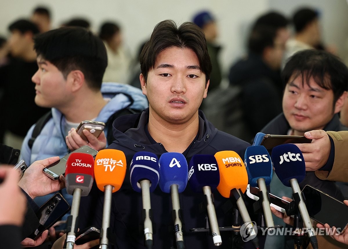 인터뷰하는 고우석