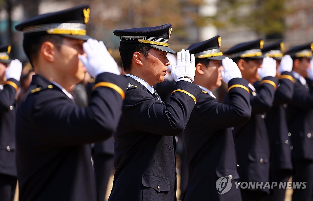 경례하는 경찰관들