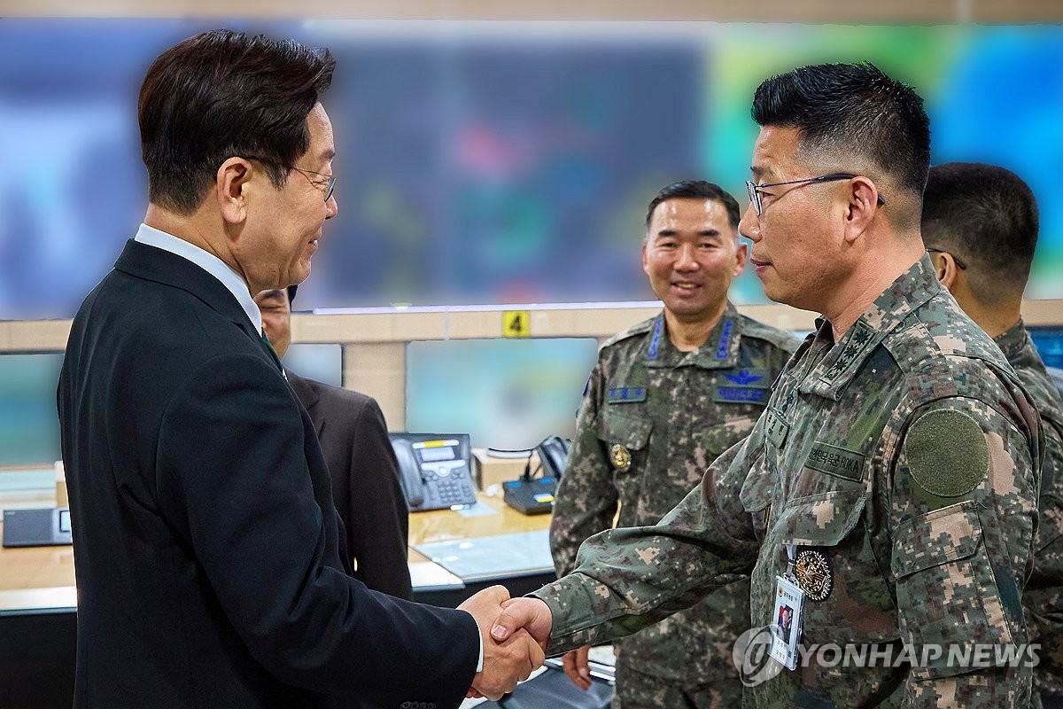 조성현 대령과 악수하는 이재명 대통령
