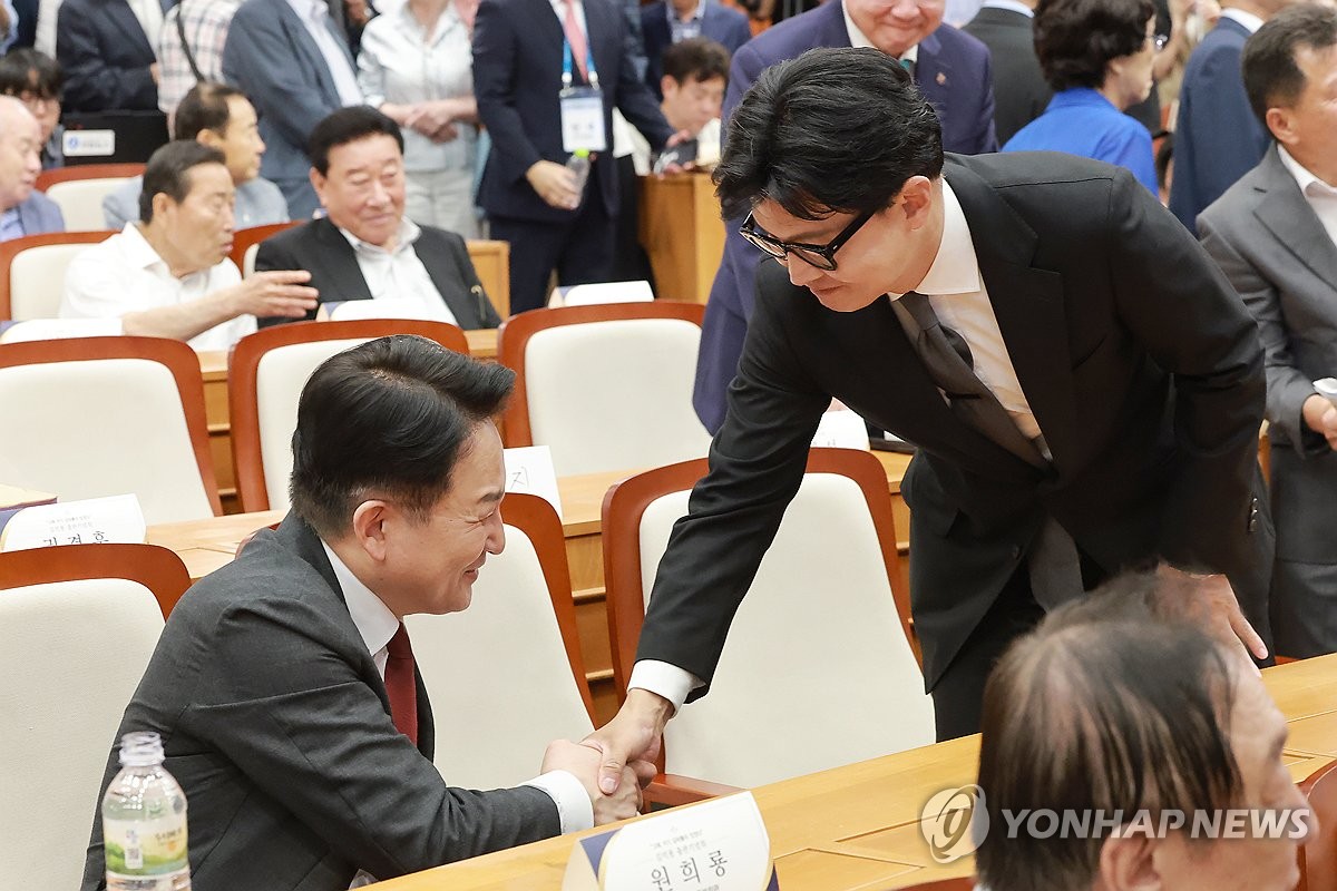 인사 나누는 무소속 한동훈 의원-원희룡 전 장관