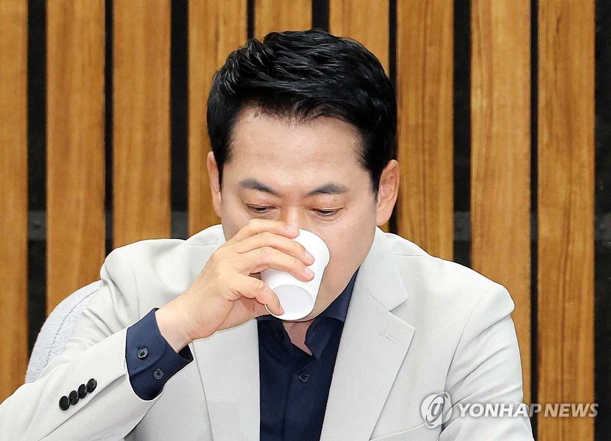 목축이는 장동혁 대표