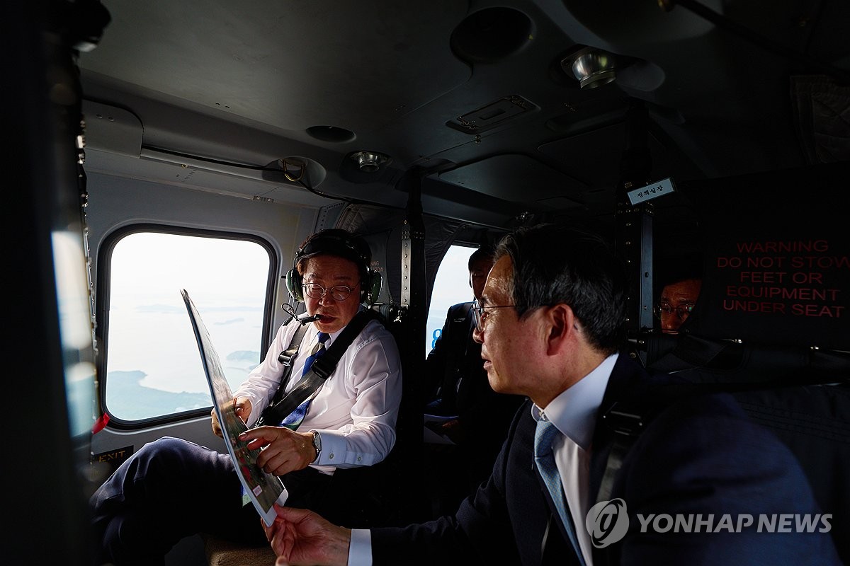 이재명 대통령, 서남권 산업단지 후보지 항공 시찰