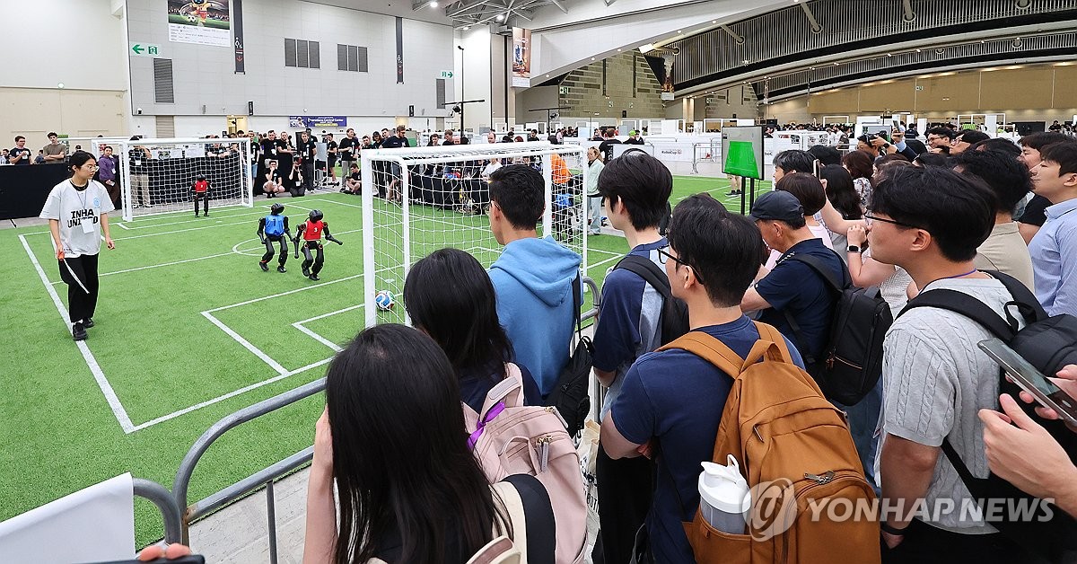 로봇축구 관람하는 시민들