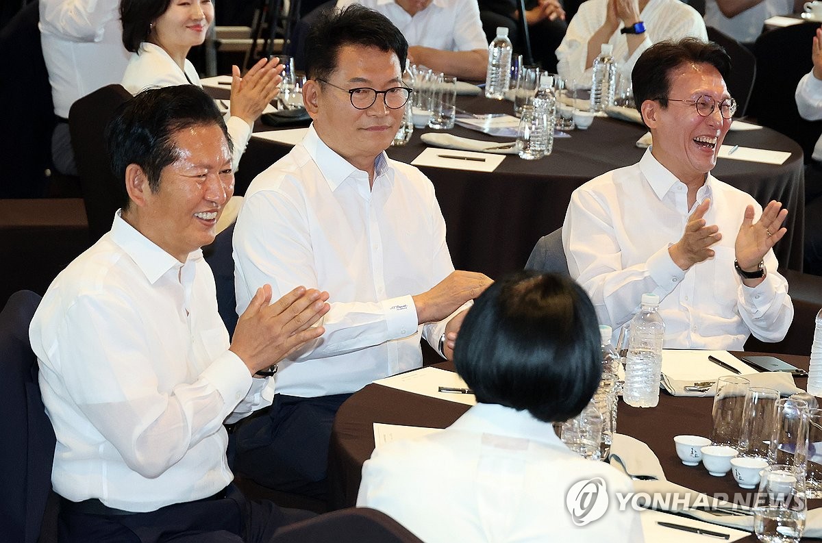 손뼉 치는 정청래·김민석·송영길