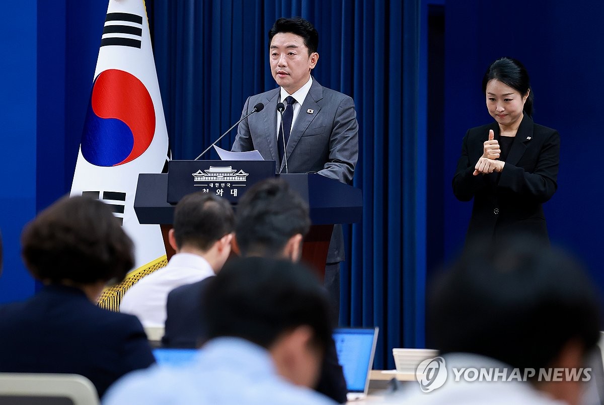 메가프로젝트 민관합동 점검회의 결과 브리핑하는 강훈식 비서실장