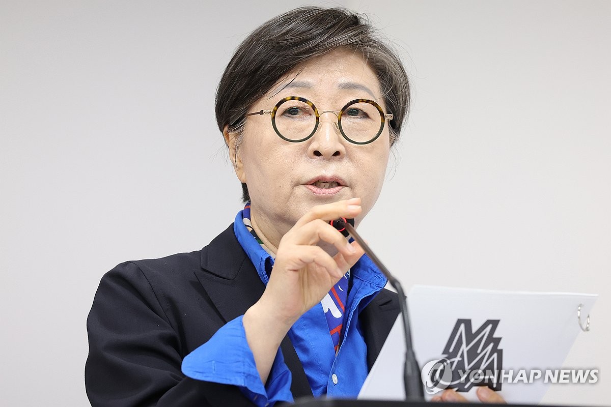 인사말하는 김성희 관장
