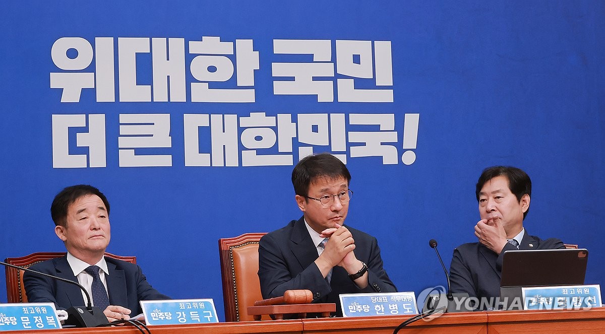 선호투표제 관련 발언 듣는 민주당 한병도 대표 직무대행