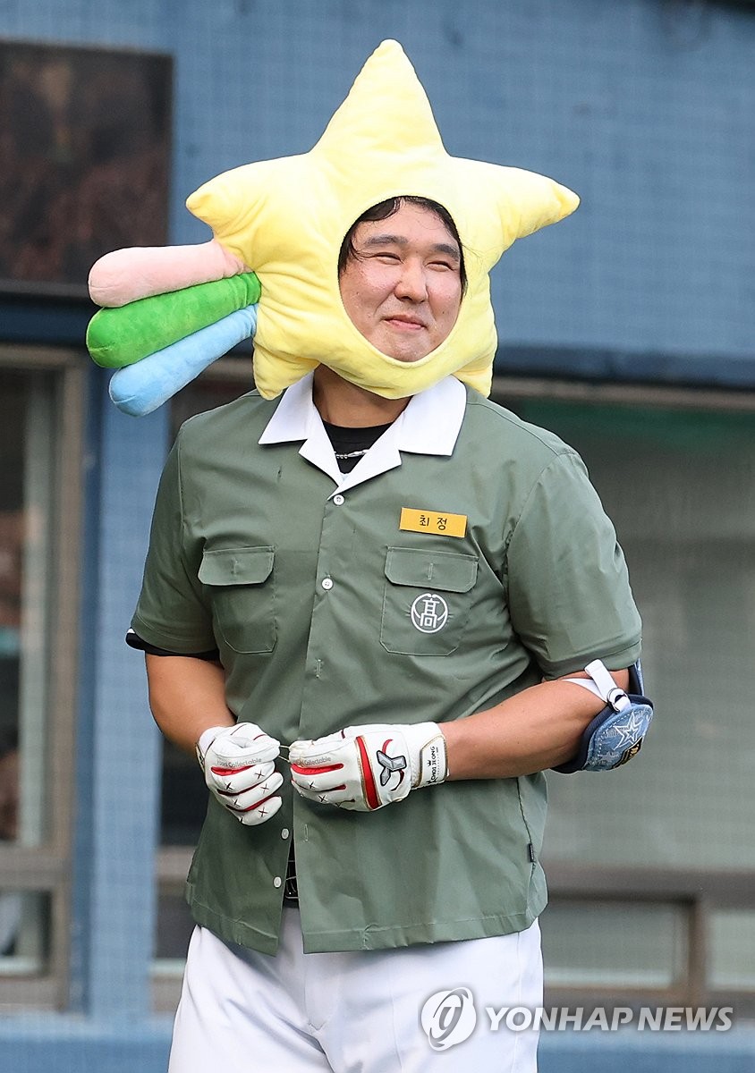 별님 코스프레로 입장하는 최정