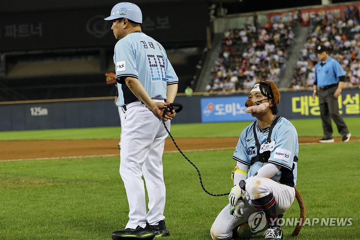 강아지 퍼포먼스 하는 황성빈