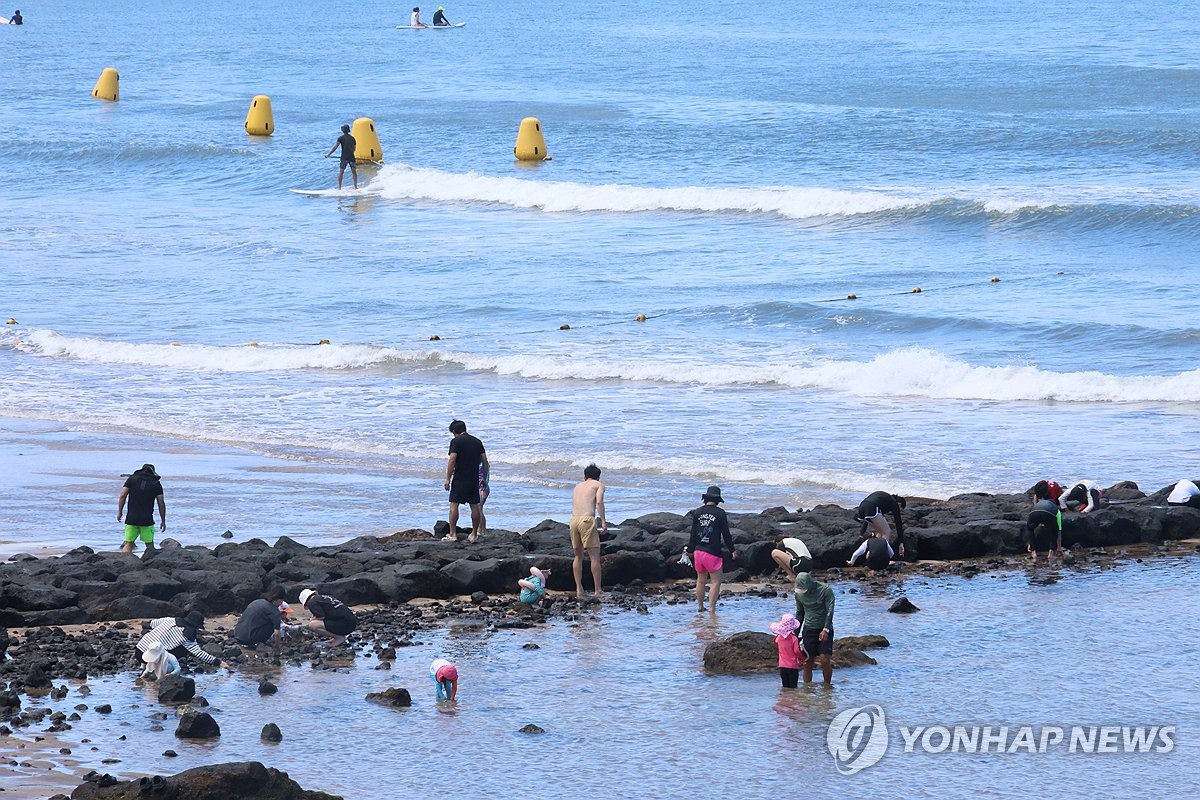 무더위 피해 제주 해수욕장 찾은 피서객