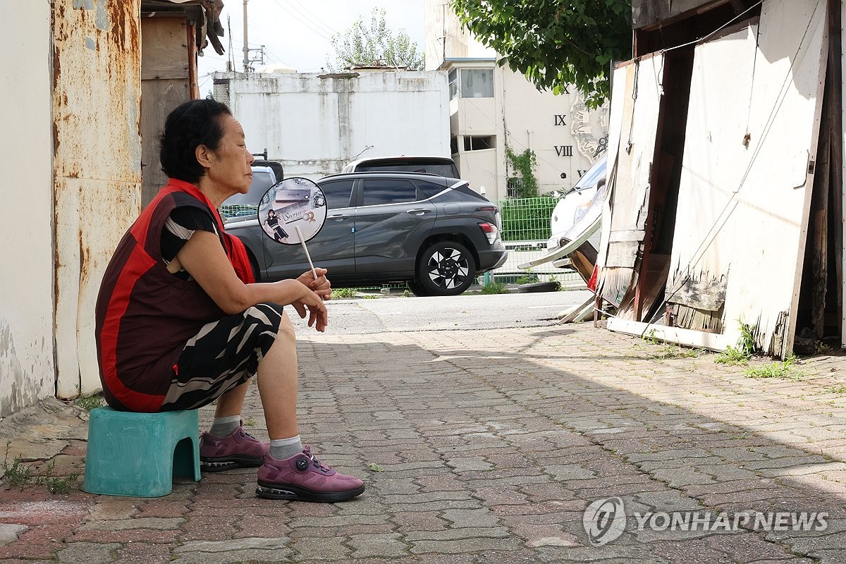 '폭염 속 부채질'