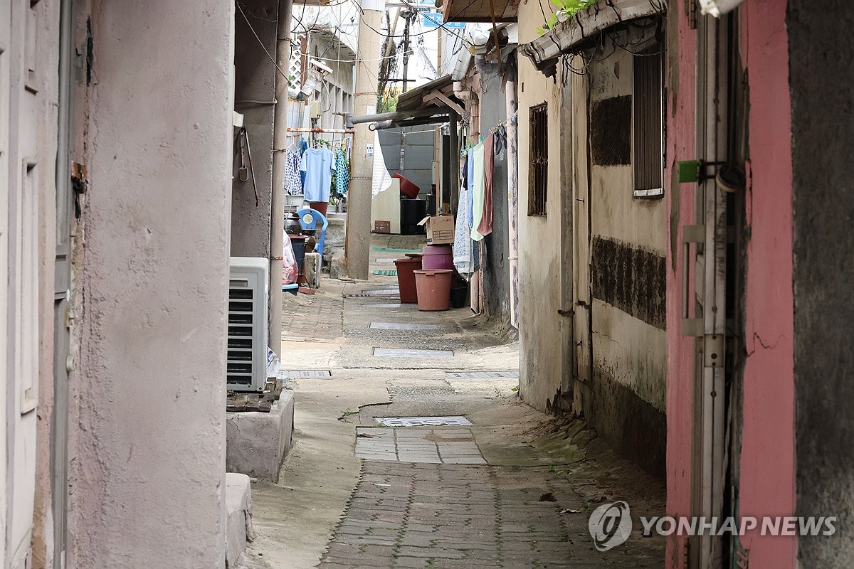 '적막 흐르는 쪽방촌 골목'