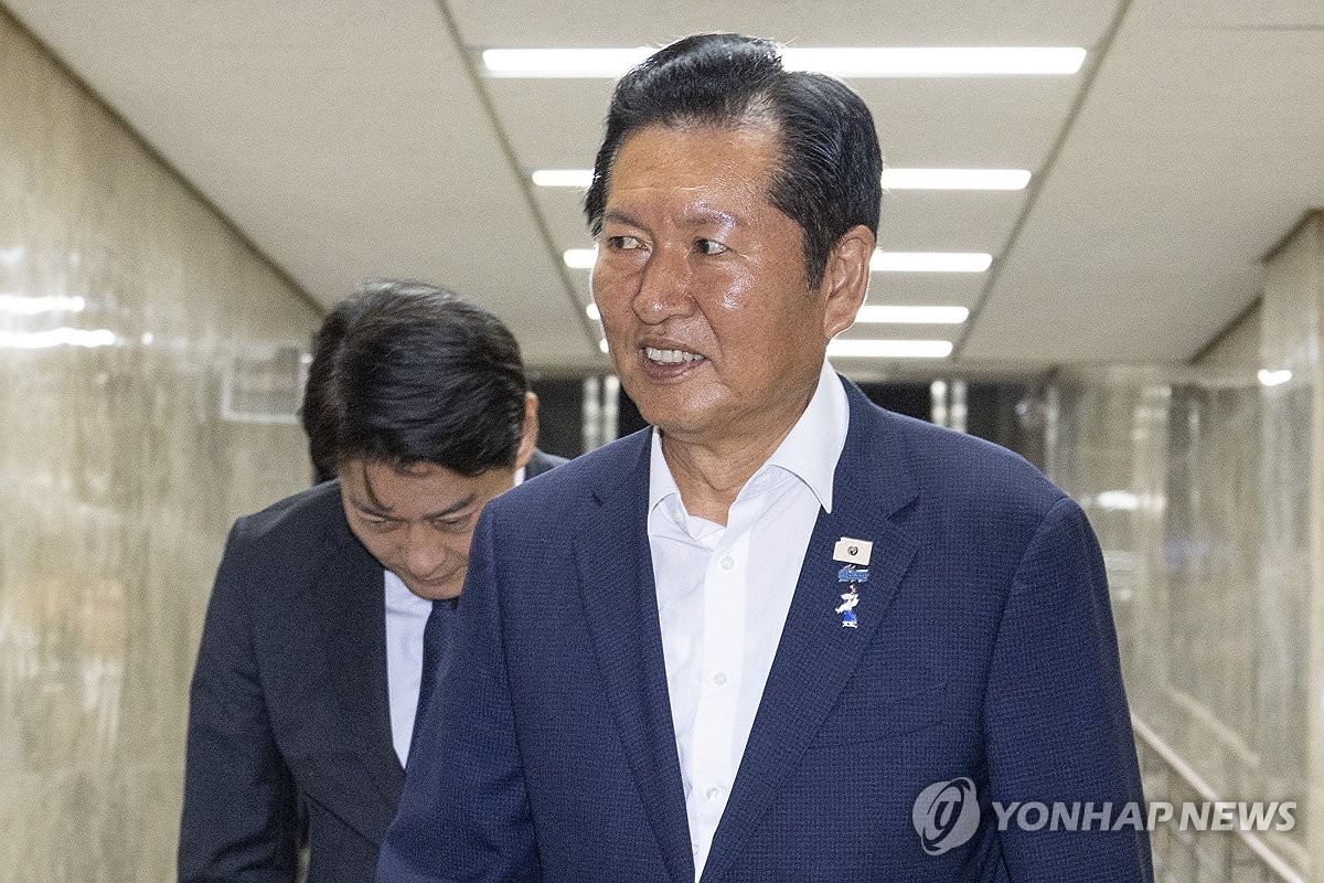민주당 의원 총회 입장하는 정청래 전 대표