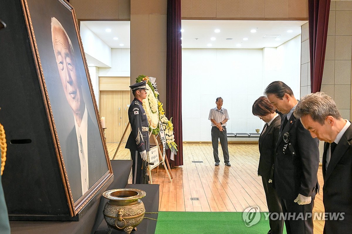 묵념하는 권오을 국가보훈부 장관
