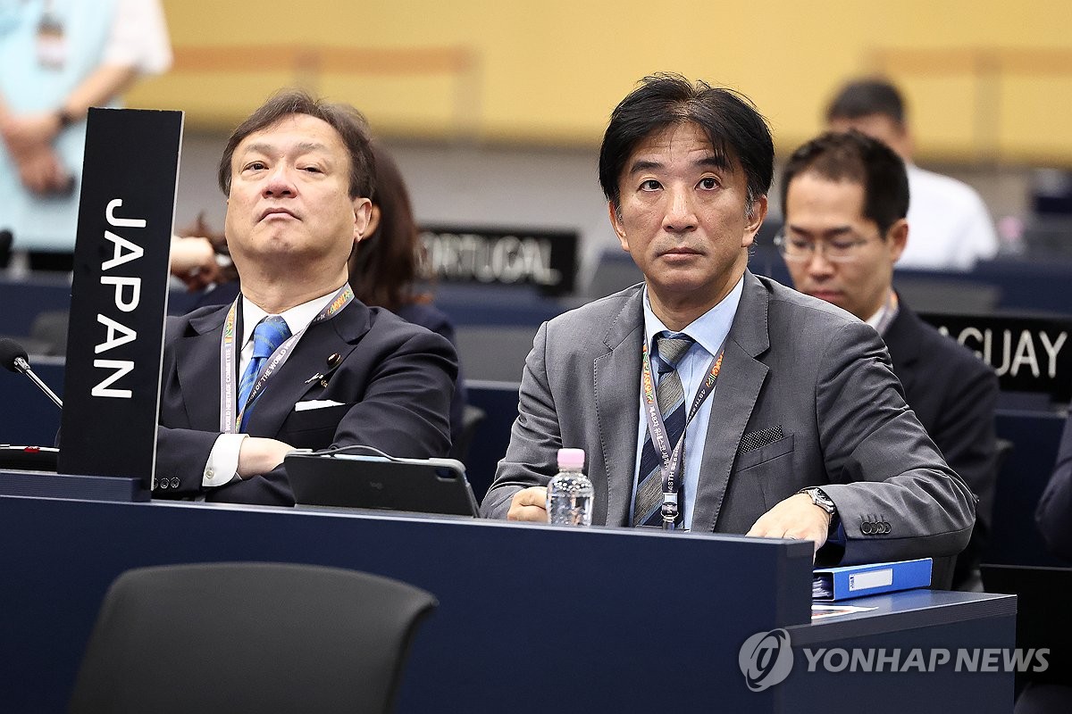 발언 듣는 가노 다케히로 주유네스코 일본 대사