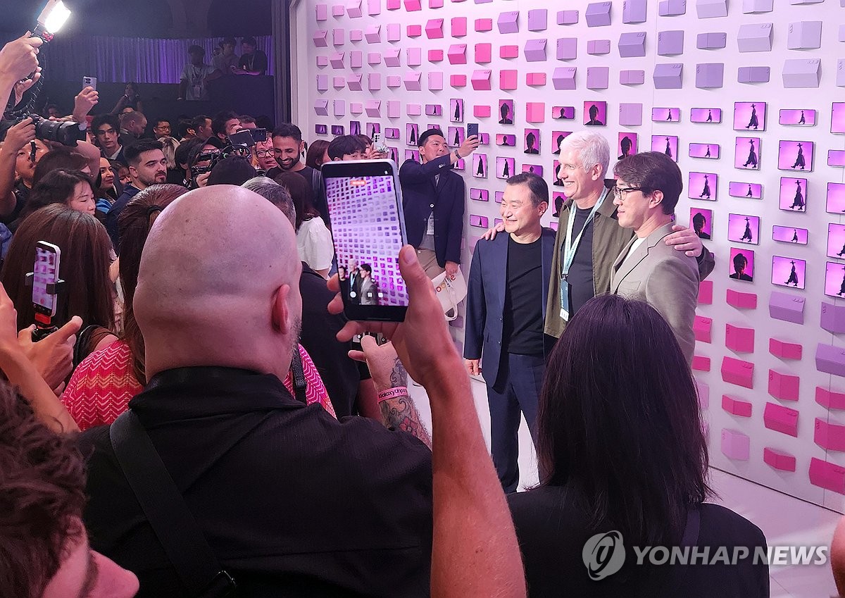 기념촬영하는 노태문 대표이사
