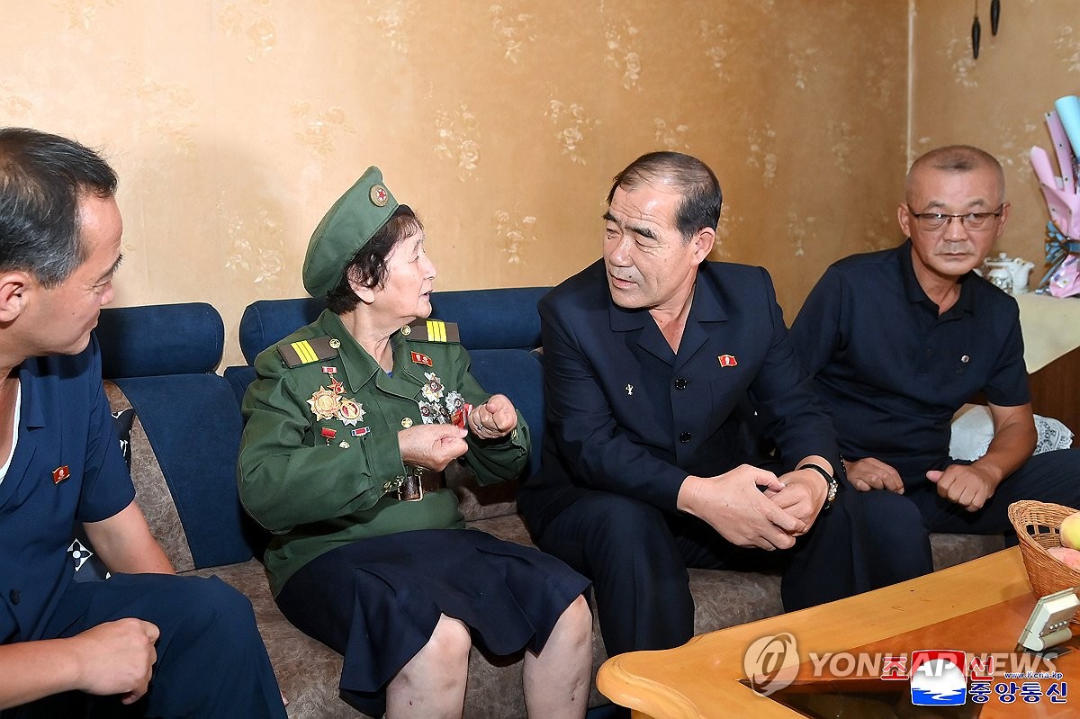 북한 당·정 간부들, 전쟁노병 가정 방문