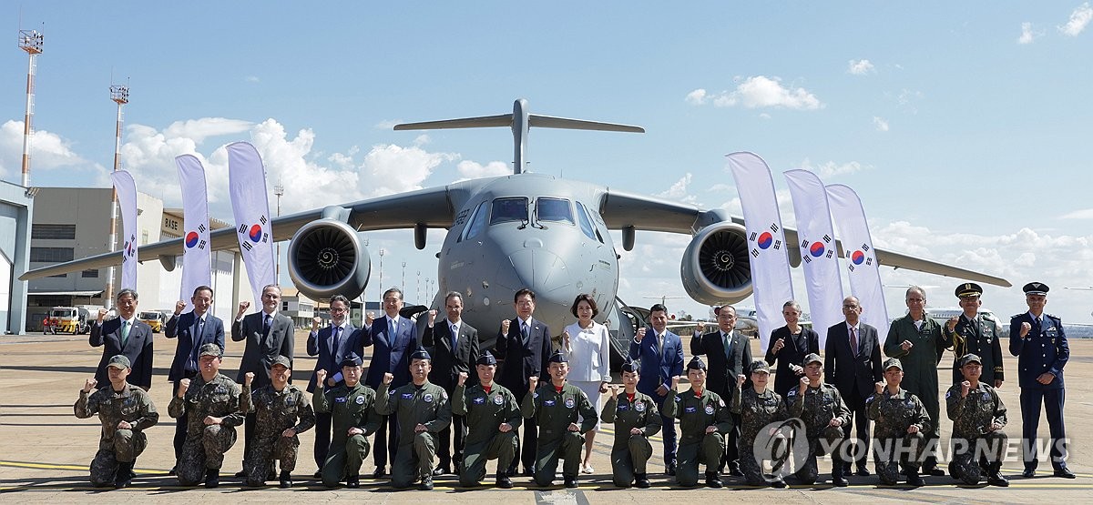 이재명 대통령, C-390 조종사 및 정비사들과 함께