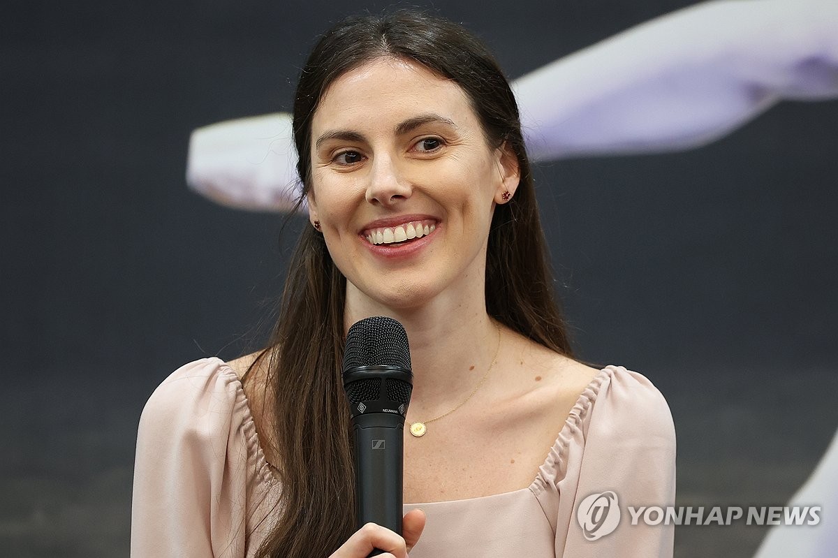인사말하는 타일러 펙