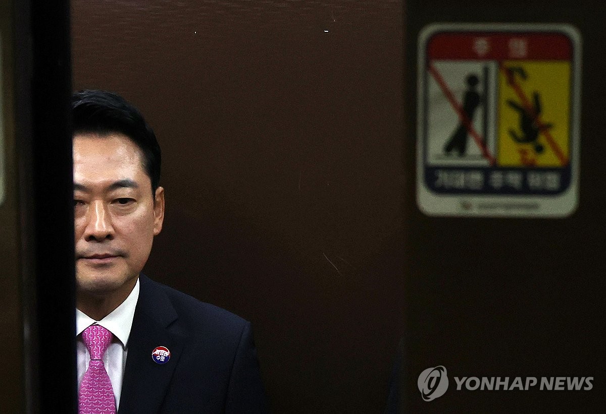 어두운 표정의 장동혁 대표