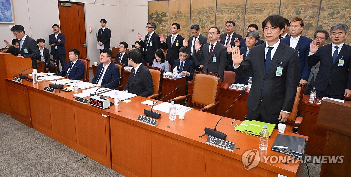 증인 선서하는 홍명보 전 축구대표팀 감독