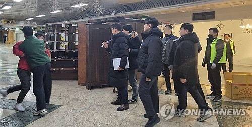 강제집행에 반발하는 상인들 