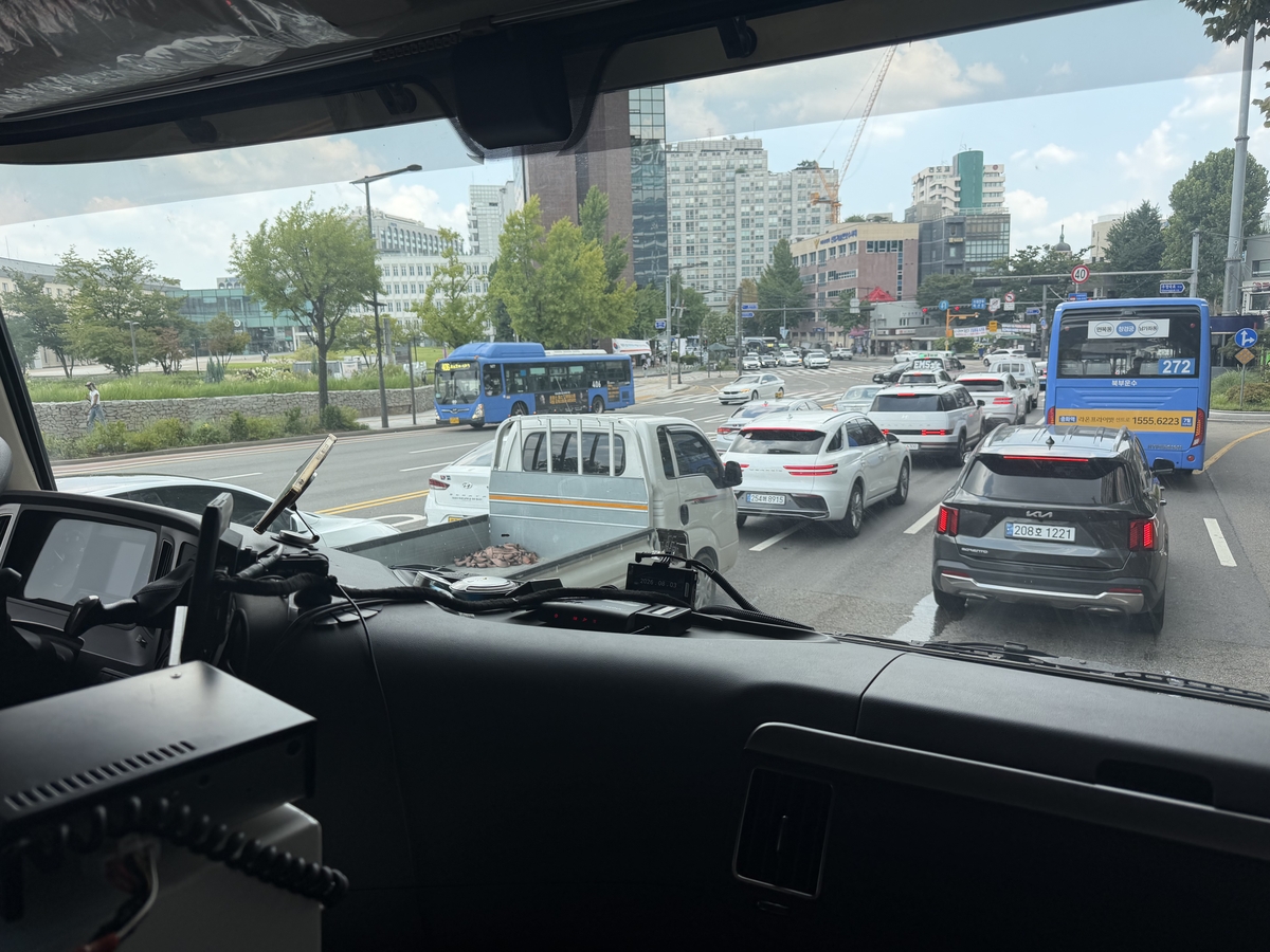 살수차 내부에서 바라본 풍경