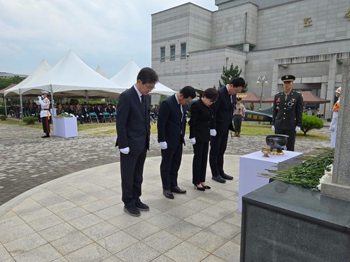 포항 해병대1사단에서 거행된 '마린온헬기 사고 8주기 추모식'