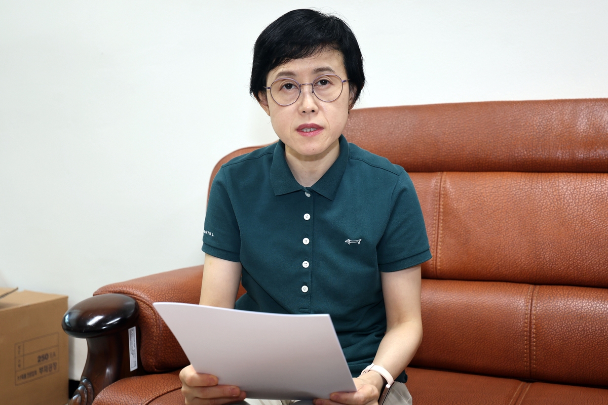 인터뷰하는 광주지방기상청 예보과 송원화 주무관
