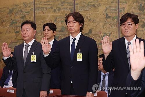 정해성 전 전력강화위원장(왼쪽), 홍명보 전 감독(가운데), 이임생 전 이사(오른쪽)