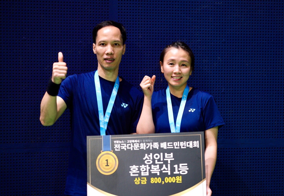 '전국 다문화가족 배드민턴대회' 성인부 우승한 응웬티화(오른쪽) 씨와 쩐가오 씨