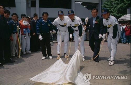 2000년 김동주의 잠실 1호 장외 홈런 기념판 제막식