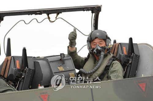 2008년 KA-1 조종석에 앉은 안동만 당시 ADD 소장