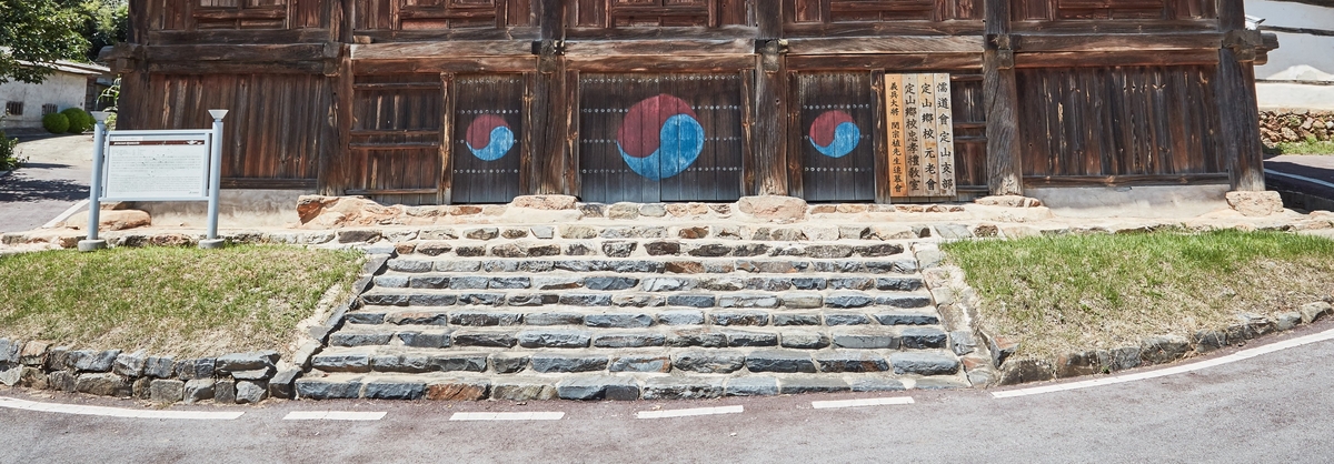 건물 아래층을 확대한 모습 