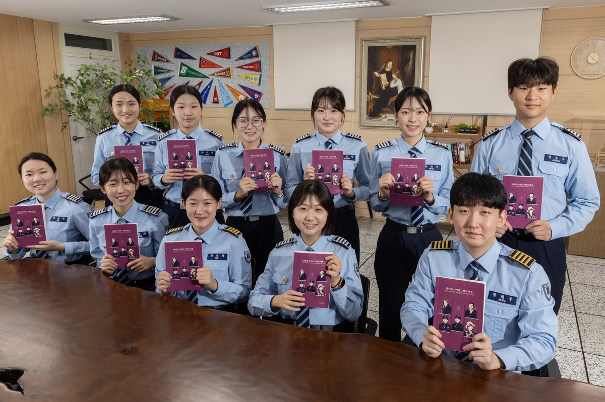 편찬에 참여한 한민고 JROTC 학생들