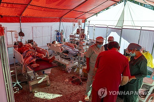 규모 7.7 강진 후 인도네시아 누사틍가라티무르주 마우메레서 치료받는 부상자들