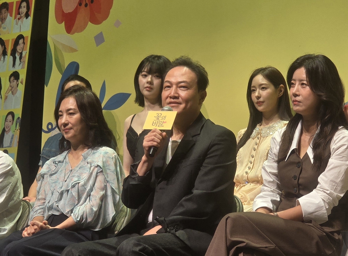 연극 '꽃의 비밀' 자스민 역의 정웅인