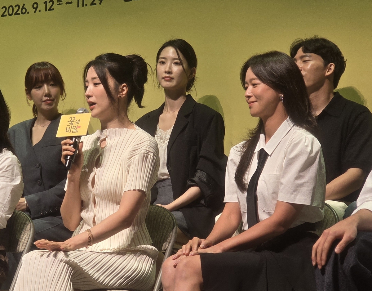 연극 '꽃의 비밀' 모니카 역의 박하선(왼쪽)과 경수진