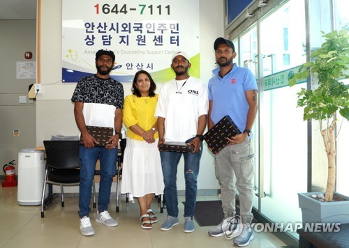 전투기조종사 구조한 스리랑카 근로자들(남성 3명)