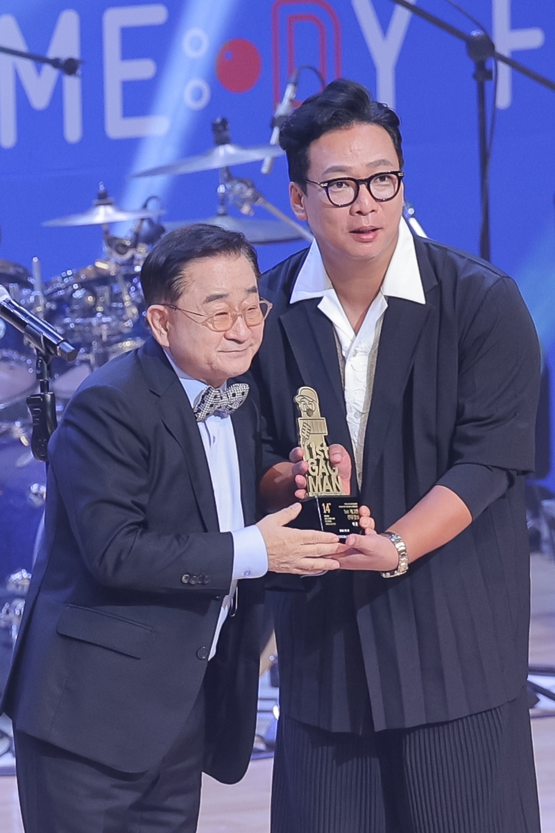 '제1회 전유성상' 시상자 이홍렬과 수상자 박준형