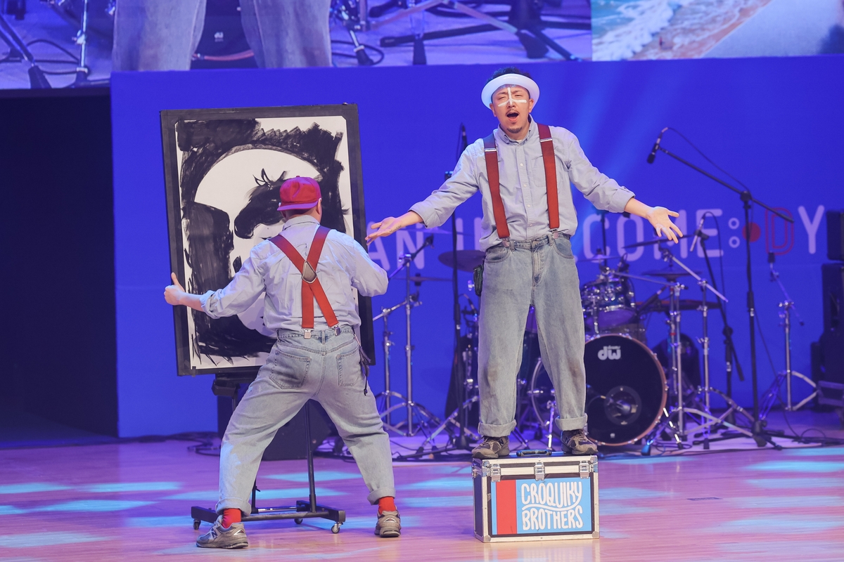 개막공연 펼치는 '크로키키 브라더스'