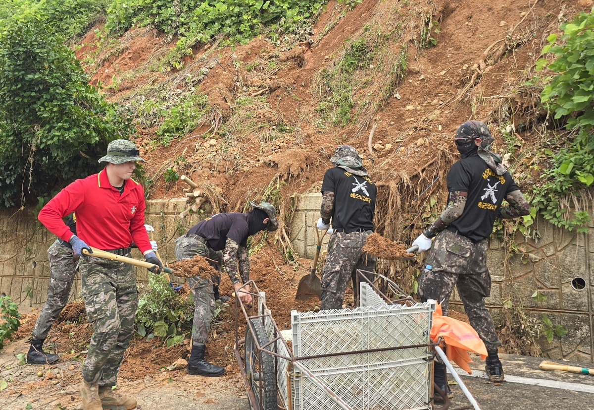 통영시 한산도 복구 지원 나선 해군 진해기지사령부 장병들