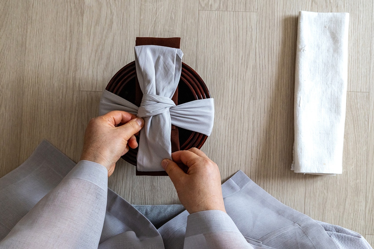 발우 정리하는 내원사 지월스님