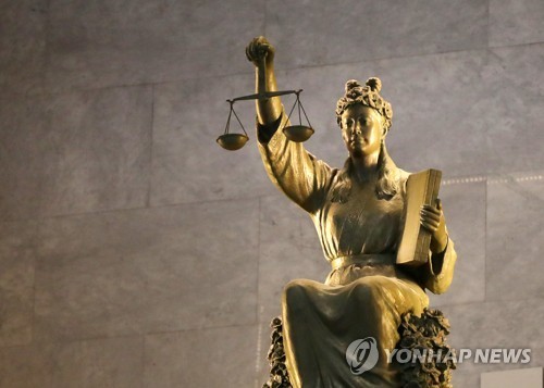 법원 내려다 보는 정의의 여신상