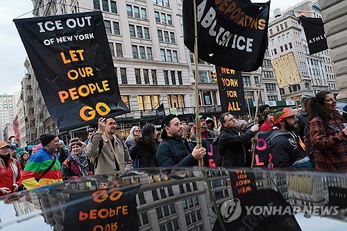 이민세관단속국(ICE)의 단속에 반발하는 미국 시민들의 시위 