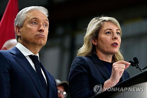 멜라니 졸리 캐나다 산업부 장관이 발언하는 모습
